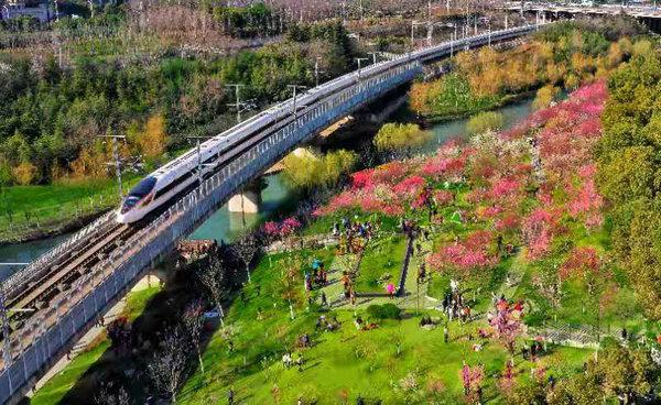 坐着高铁看风景 皖江皖南铁路周边城市群掀起“春游...